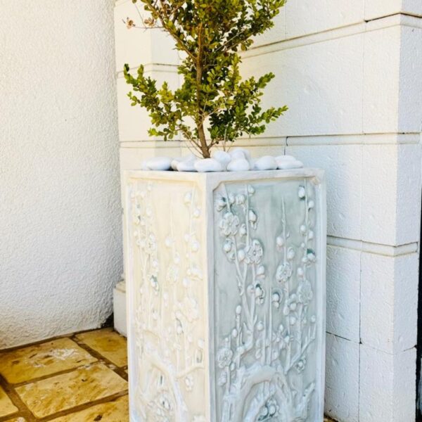 Pot de fleur extérieur en béton avec motif