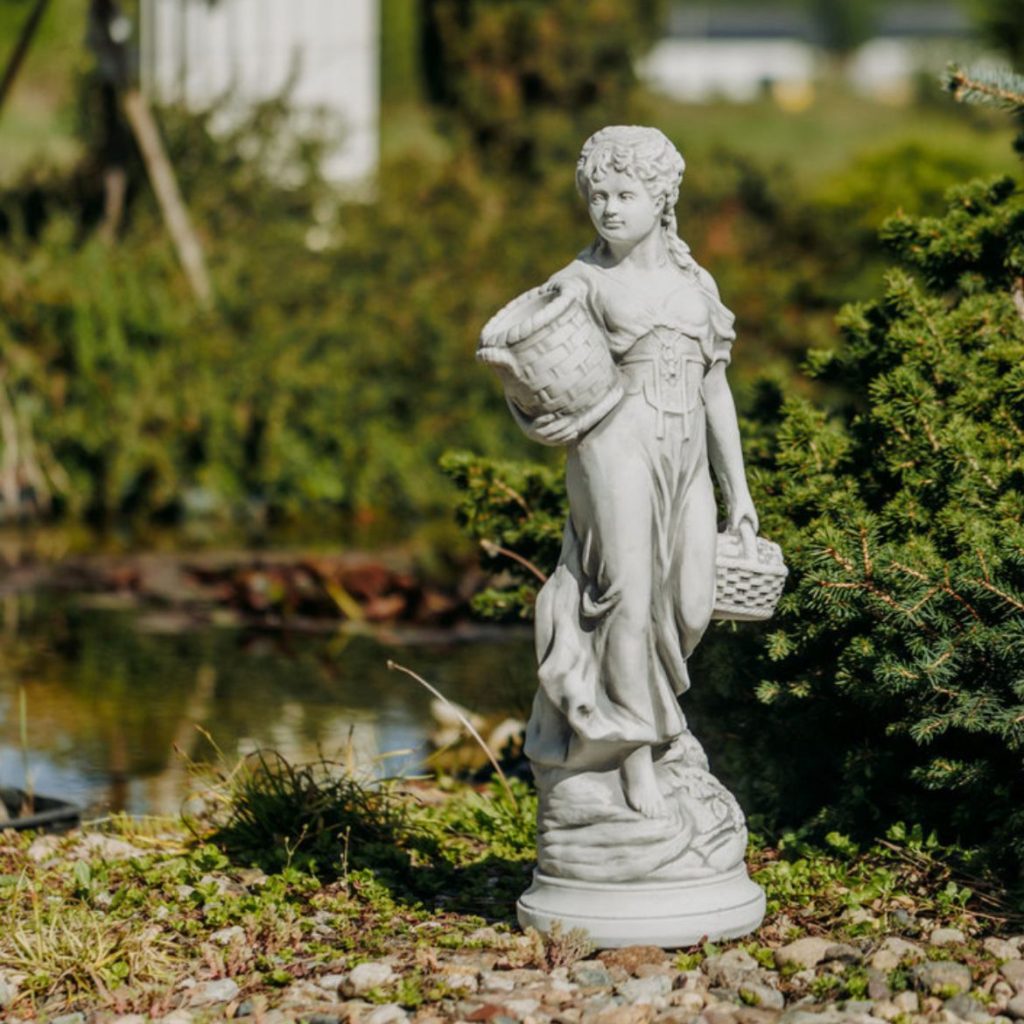 Statue femme aux Paniers: S27