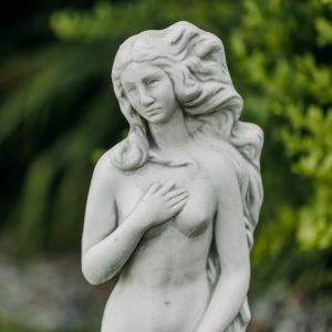 Statue femme avec coquillage : (S1.117)