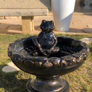 Fontaine central avec statue grenouille en résine (FR035)